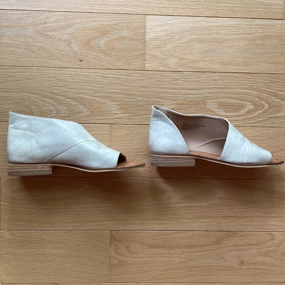 Cream open toed shoes - Picture 4 of 4